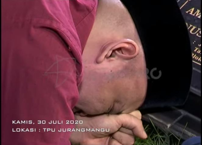 Sandy Tumiwa menangis tersedu saat mendatangi makam ibunda