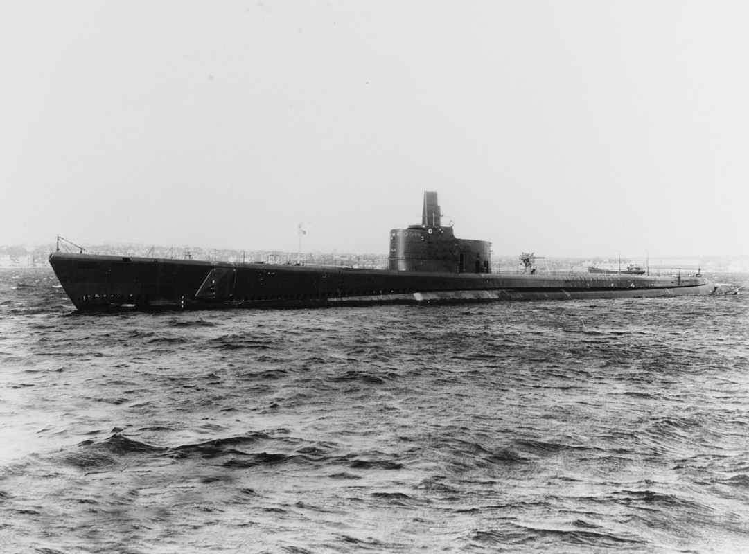 USS_Growler_(SS-215)_off_Groton,_Connecticut_(USA),_on_21_February_1942_(19-N-28445)