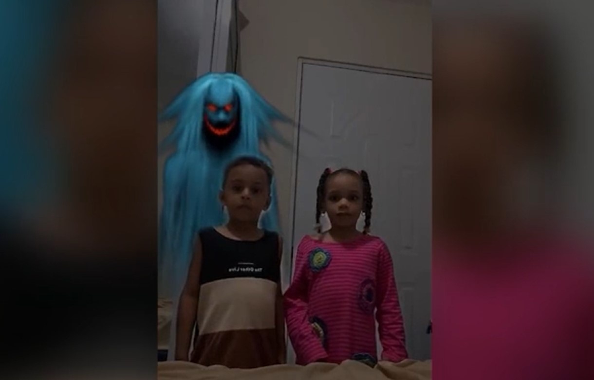 Madre traumatiza a sus hijos con un fantasma