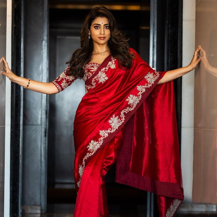 [Image: 246701590-shriya-saran8-vaanam.jpg]
