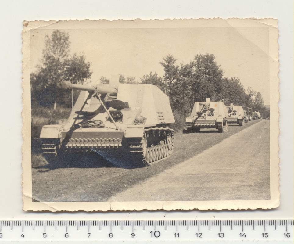 KAMERADEN PANZER-STURMGESCHÜTZ NASHORN VORMARSCH