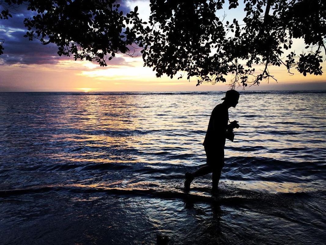 Foto seorang pengunjung di pinggir Pantai Arugasi.