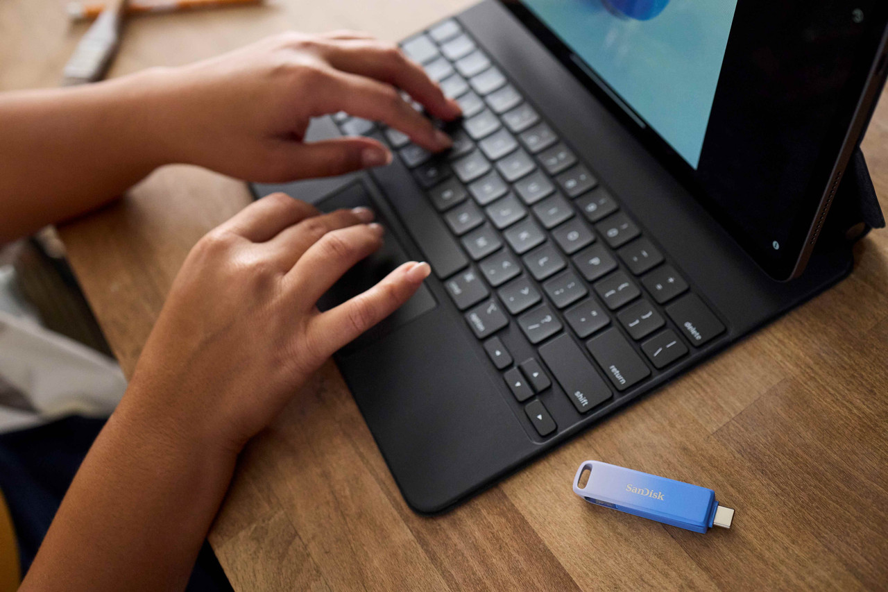 SANDISK® Creator Phone Drive 不僅小巧好攜帶,漸層金屬外型更兼具質感與實用性。 SANDISK® Creator Phone Drive 不僅小巧好攜帶,漸層金屬外型更兼具質感與實用性。