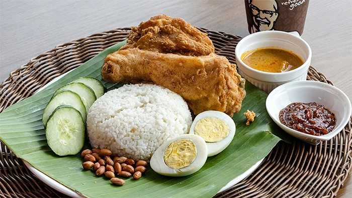 Nasi lemak, menu di KFC Malaysia yang dilengkapi dengan ayam, telur, dan sambal. (Instagram/kfcmalaysia)