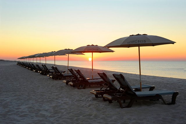 KIV-Beach-Club-Sunset-Beach-Chairs