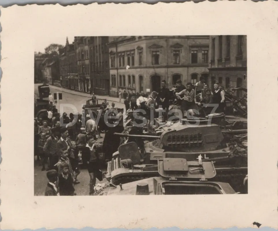 Foto a Nachl. Uffz H Gollner Panzer-Regt. 4, Panzer Konvoi in Lengenfeld D-82