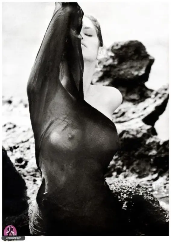 Sexy-Cindy-Crawford-Tits-Photos-Exposed-CelebMasta (1)