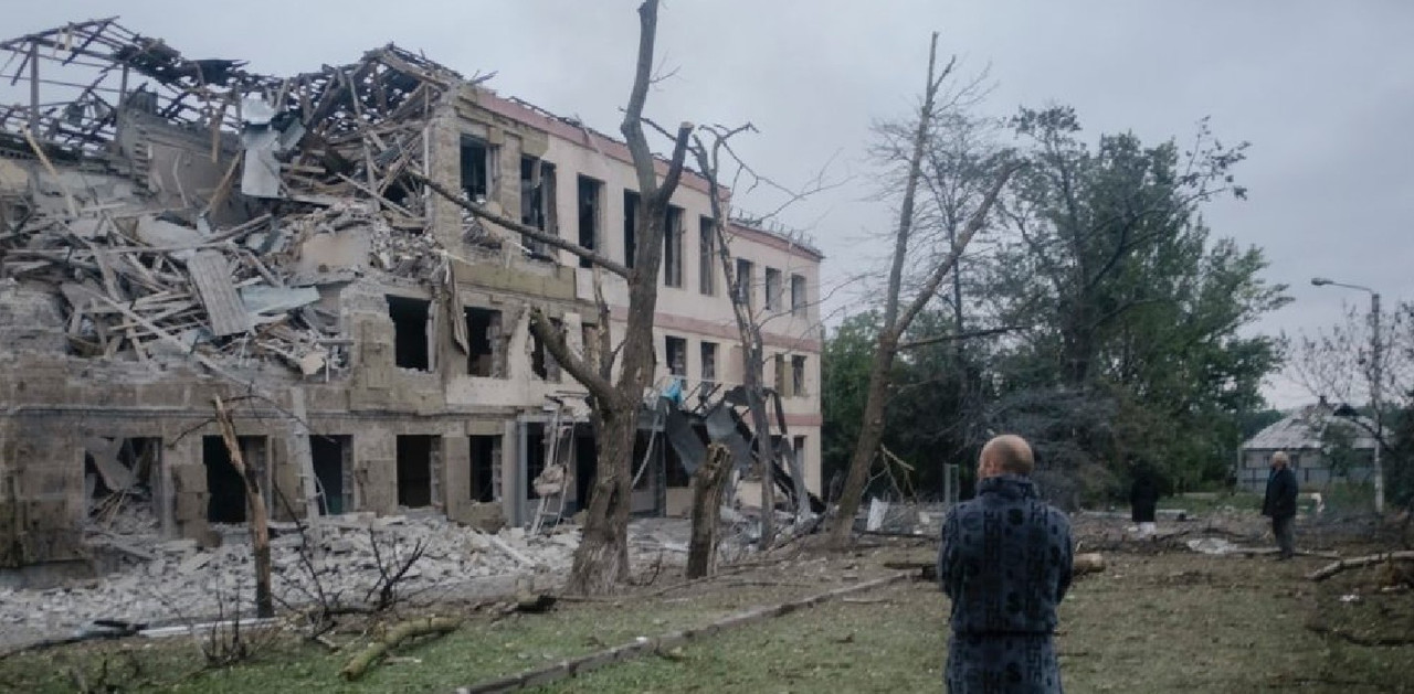 Encuentran cuerpos en escuela de Ucrania atacada por proyectil 