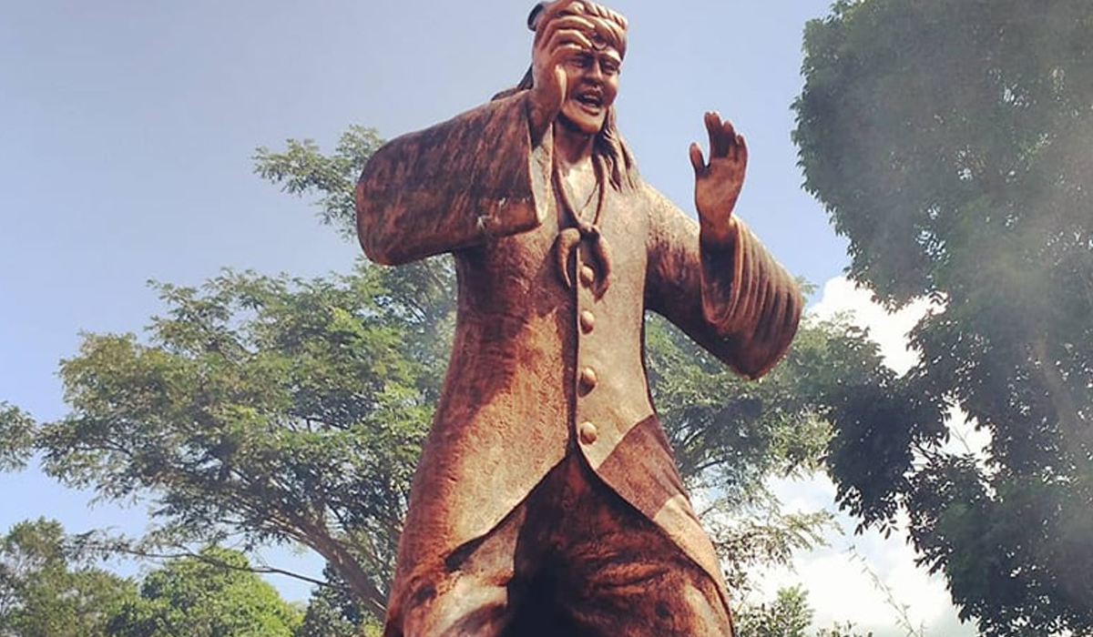 Menelusuri Kisah Si Pahit Lidah Mengutuk Keturunan Si Mata Empat!