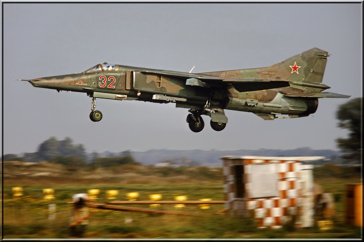 296 APIB Mig-27D 32 Red_61912553151, Summer 1992