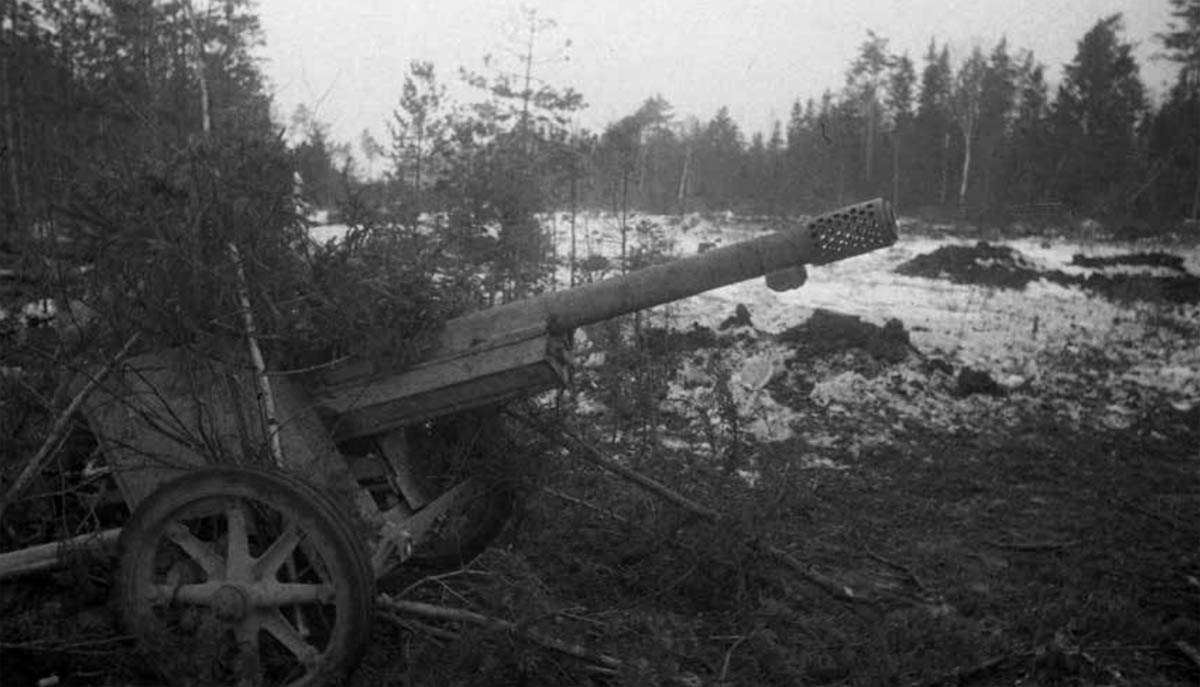 75 mm protivotankovoe orudie zahvacennoe u nemcev na Narvskom placdarme v fevrale marte 1944 goda