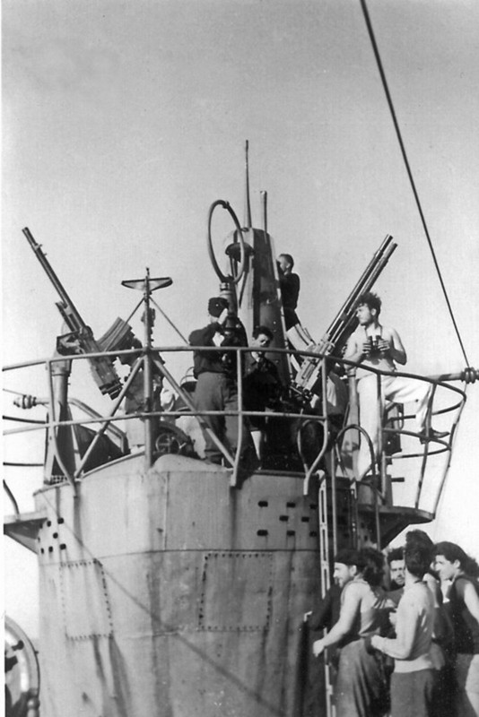 Durante una patrulla en el Atlántico, noviembre de 1942, aun con la falsa torre Durante una patrulla en el Atlántico, noviembre de 1942, aun con la falsa torre