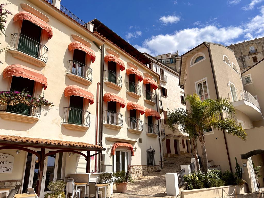 Жаркий сентябрь на побережье Тирренского моря.