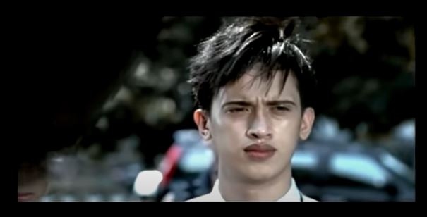 Rija Abbas dalam klip lagu Butiran Debu