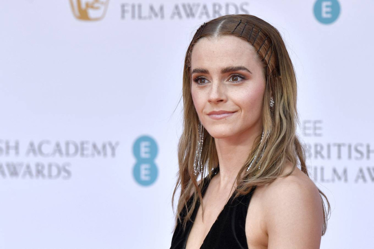 Emma Watson Red carpet at 2022 EE BAFTA Awards in London 43 — Postimages