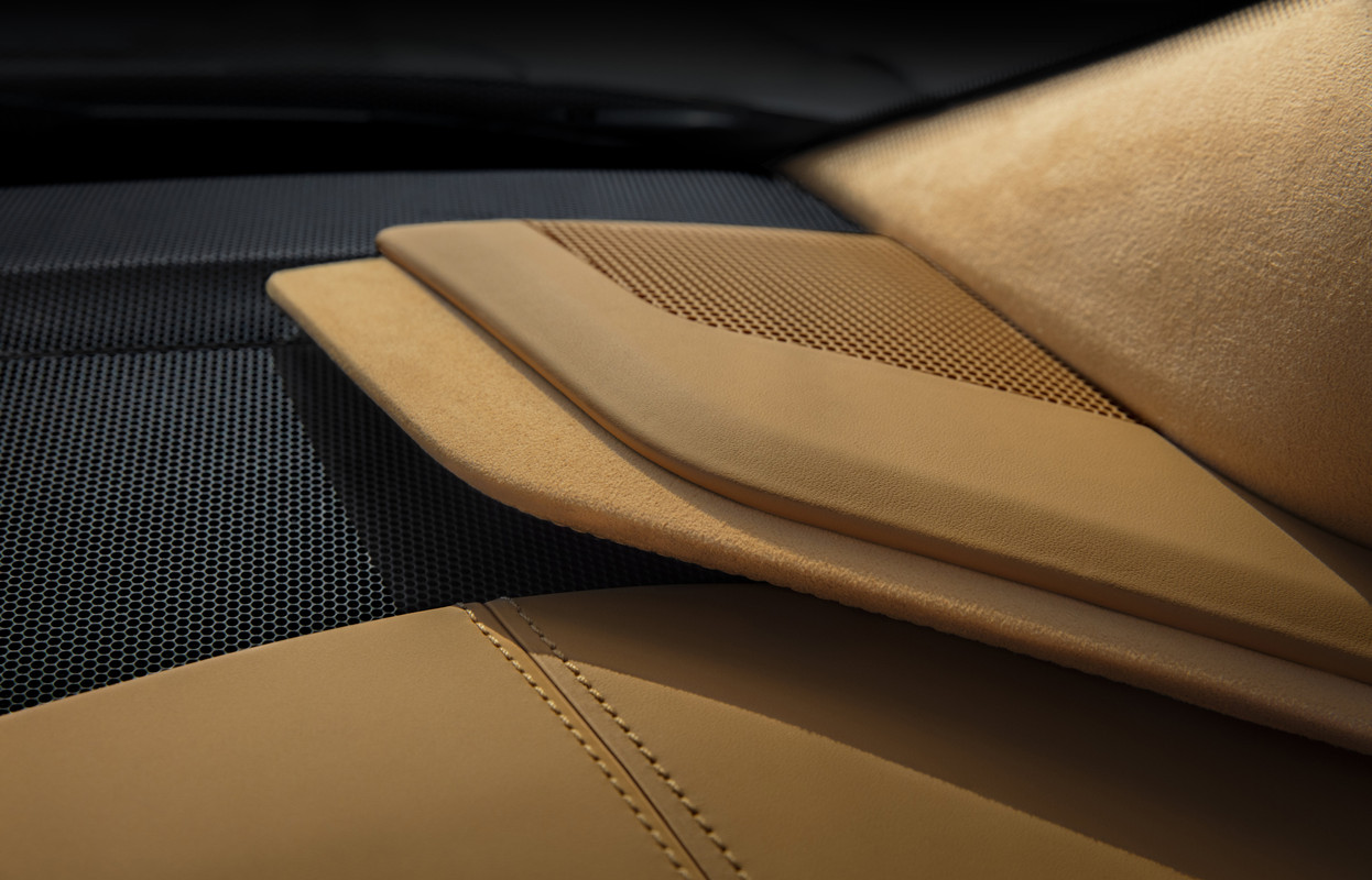 2020-Chevrolet-Corvette-Stingray-028