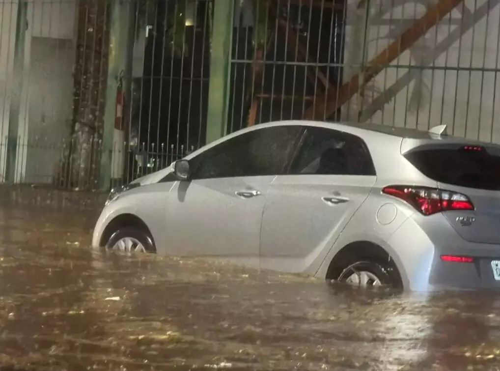 Carro alagado na Rua Itajaí, no Jardim Bela Vista (Foto: Direto das Ruas)