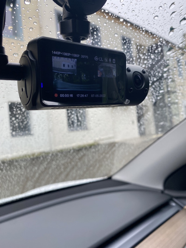 Puis je fixer ma Dashcam à l'extérieur de ma voiture ?