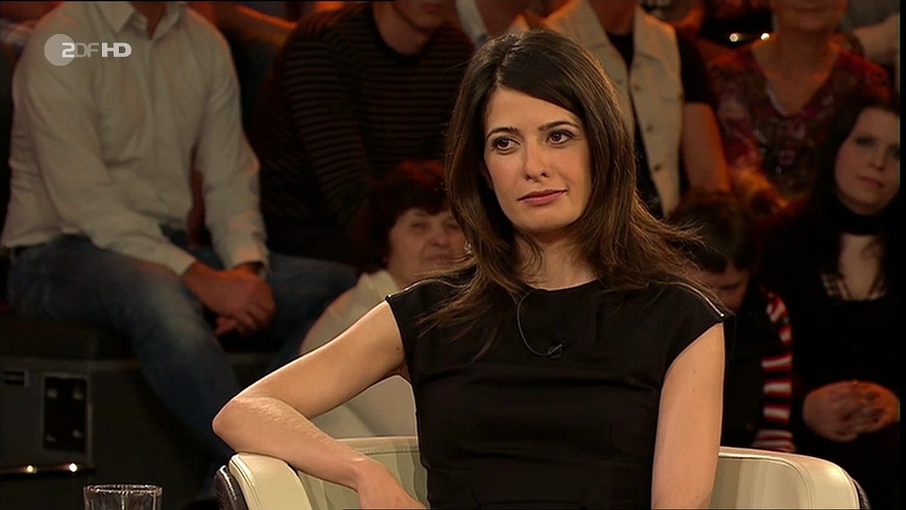 Schaut, auch Linda Zervakis hat Beine.... Bilder ...