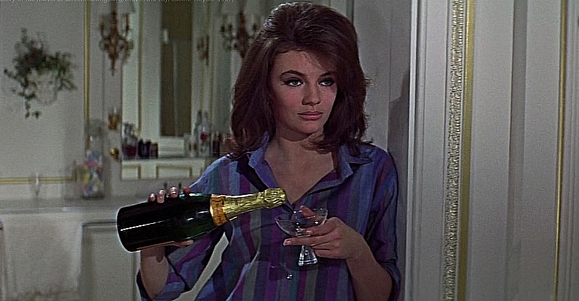AIRPORT-CASINO-ROYALE-JACQUELINE-BISSET-3-A-FOTOR.jpg