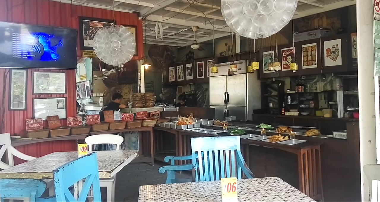 Bar tempat penyajian menu Cafe Tiga Tjeret
