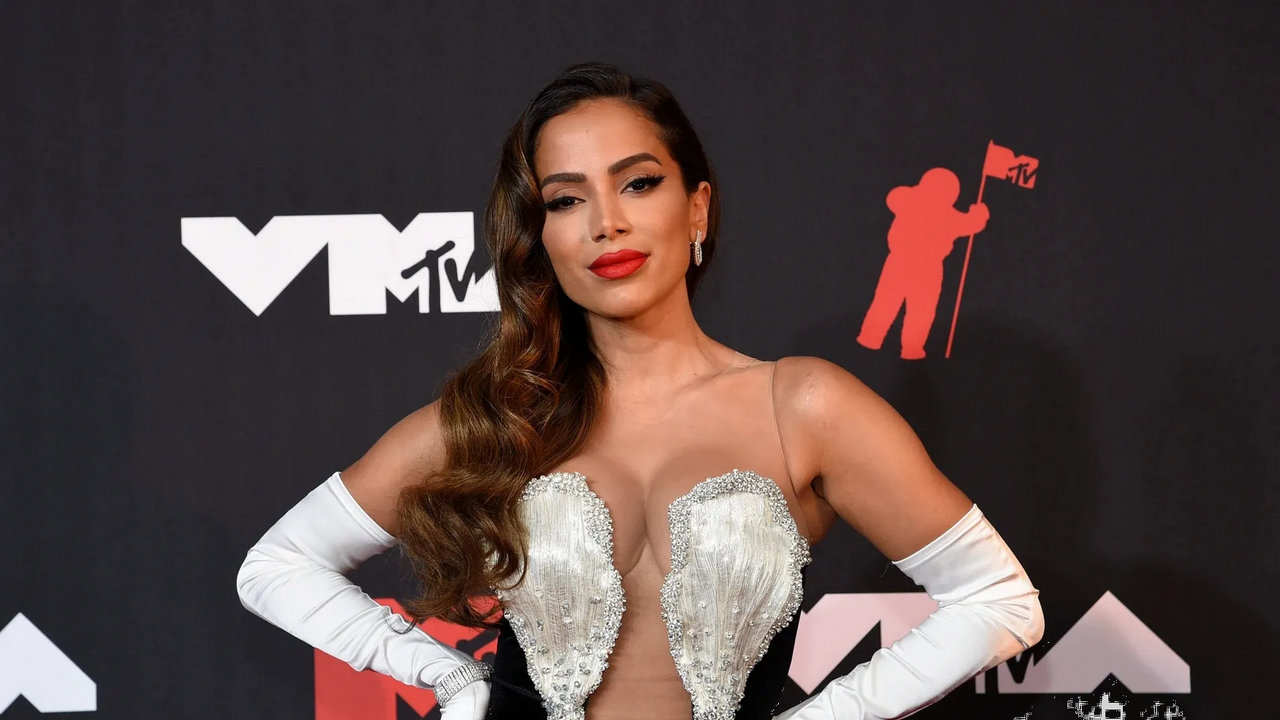Anitta asegura que Peso Pluma solo es famoso en México y desata polémica