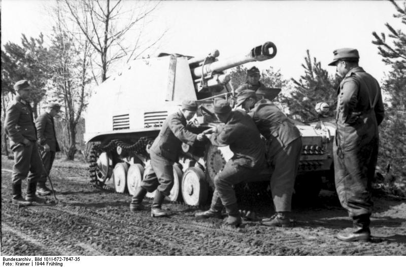 Bundesarchiv_Bild_101I-672-7647-35,_Russland,_bei_Kowel,_Panzerh