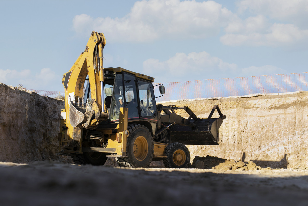 экскаватор за работой