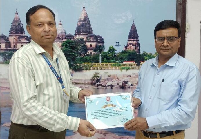 रेलवे के वरिष्ठ अधिकारी प्रवीन बंसल को उत्कृष्ट सेवा कार्य के लिये किया सम्मानित