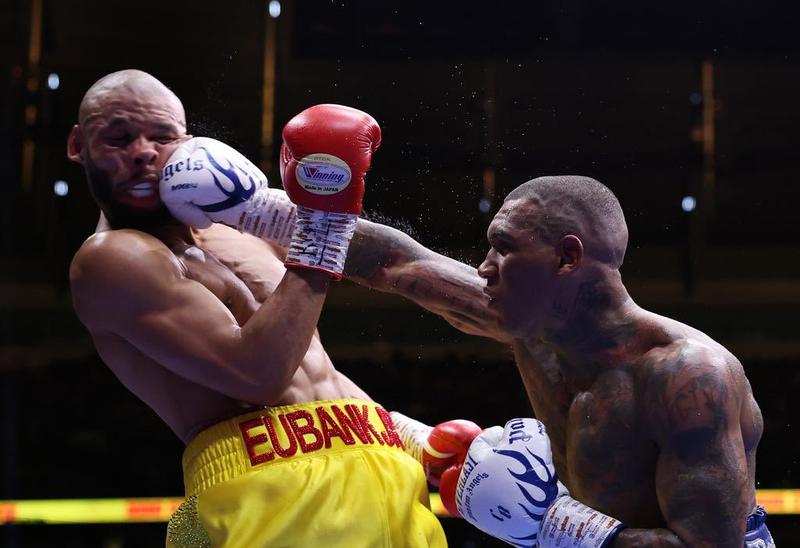 Конър Бен доминира над Крис Юбанк в 12 рунда с 2 нокдауна в последната минута