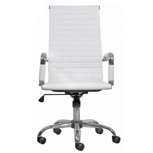 Silla ejecutiva con asiento y respaldo alto de piel sintética blanca, brazos acolchados y base de metal con ruedas.
