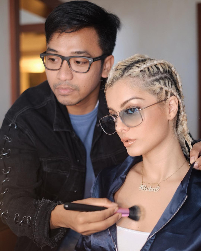 Bubah Alvian saat mendandani penyanyi Bebe Rexhha.