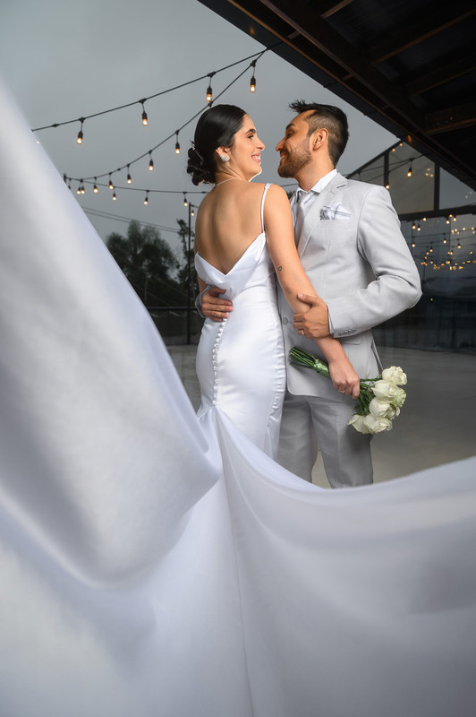 Noivos em retrato noturno durante a festa