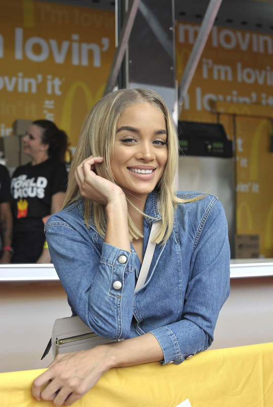 jasmine-sanders-at-mcdonald-s-at-made-in-america-festival-09-01-