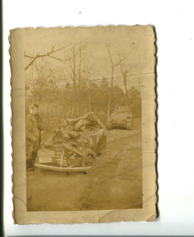 Orig.Foto zerstörtes Auto PKW Panzer Tank II Weh
