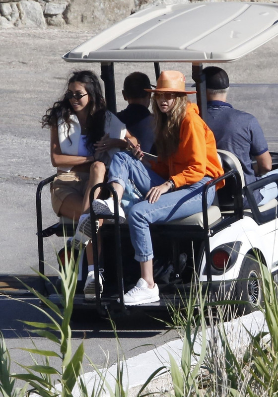 gigi-hadid-arrives-in-a-helicopter-at-mykonos-06-29-2018-1