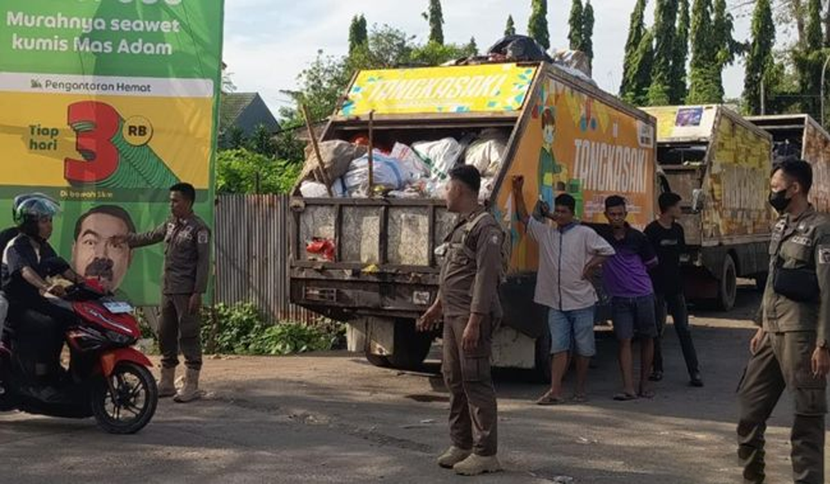 Kemacetan Parah di Makassar Akibat Antrean Truk Sampah TPA Antang