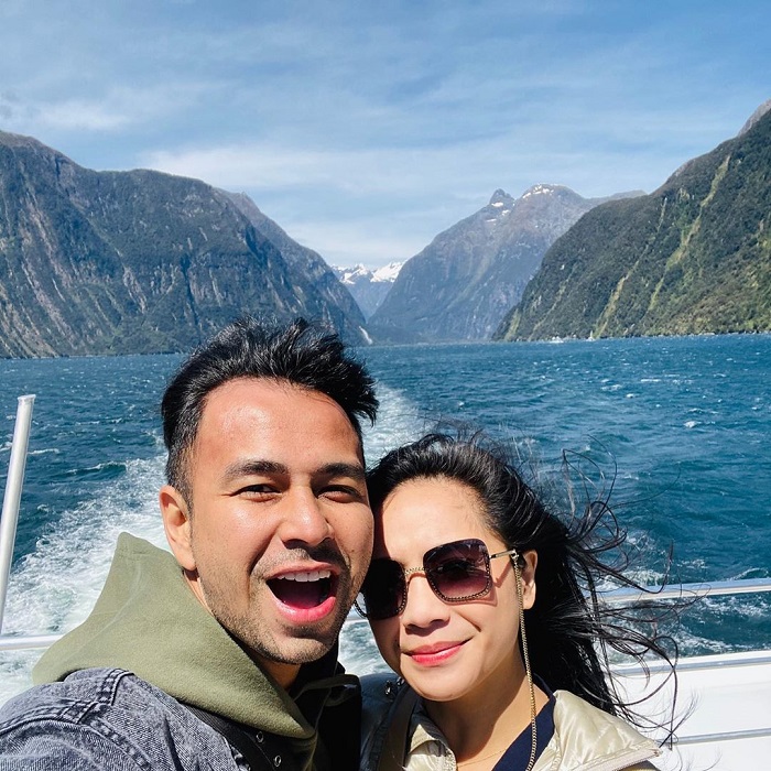 Raffi Ahmad dan Nagita Slavina saat berada di atas kapal