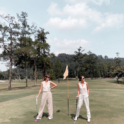 Momen seru Nia Ramadhani dan sahabat saat liburan di kawasan Borobudur, Magelang, Jawa Tengah.