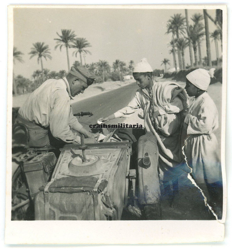 Orig. Foto DAK Kradmelder mit Motorrad Bevölkerung Jungs in Afrika 1941
