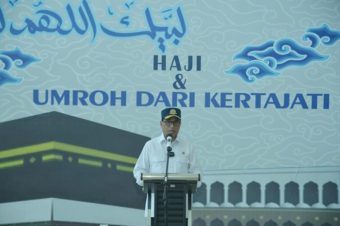 Menhub Budi Karya saat menghadiri pelepasan 210 jemaah umrah di Bandara Kertajati, Sabtu (15/4/2023).