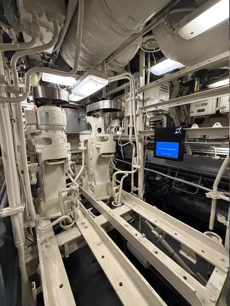 90-engine-room-03.jpg
