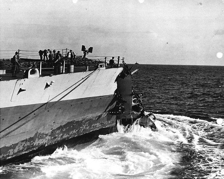 [GÉNÉRIQUE) Les Cuirassés dans tout leur état - Page 9 USS-Washington-BB-56-damaged-after-her-1-Feb-1944-collision-with-USS-Indiana-BB-58
