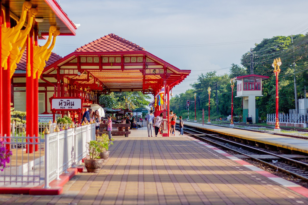 red-platform-train-6594829-1280.jpg