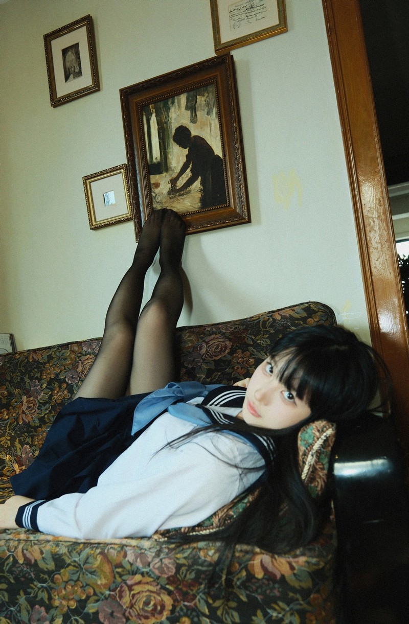 白莉爱吃巧克力 闺房JK 制服写真【20P｜150MB】插图3