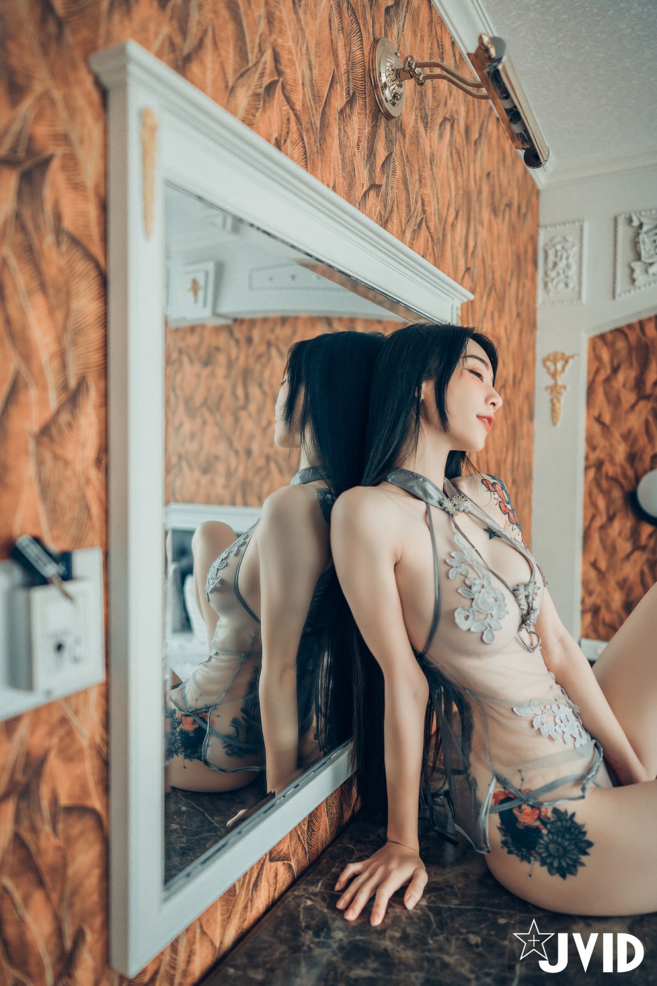 jvid 露出 色色旗袍写真，复古窗边的红衣纹身女孩插图4