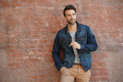 Memadukan-jaket-denim-dengan-celana-chinos.jpg