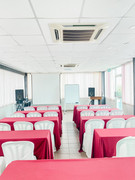 Kemudahan projector dan skrin di bilik seminar