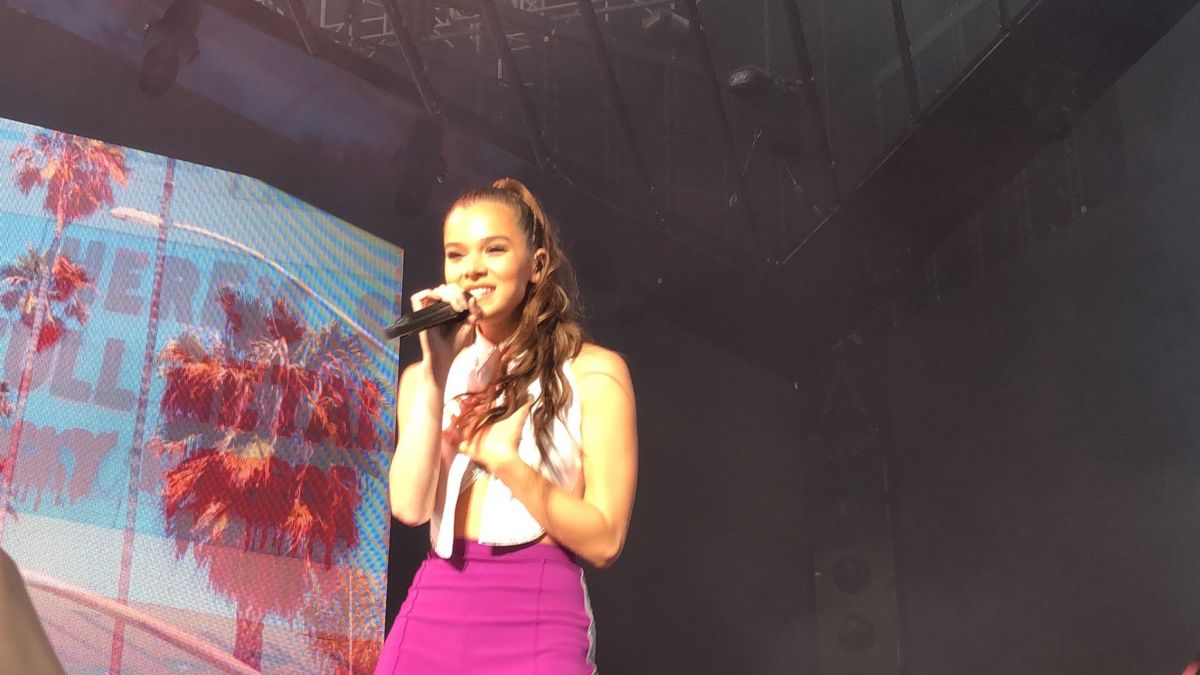 hailee-steinfeld-performs-at-blue-hills-bank-pavilion-in-boston-
