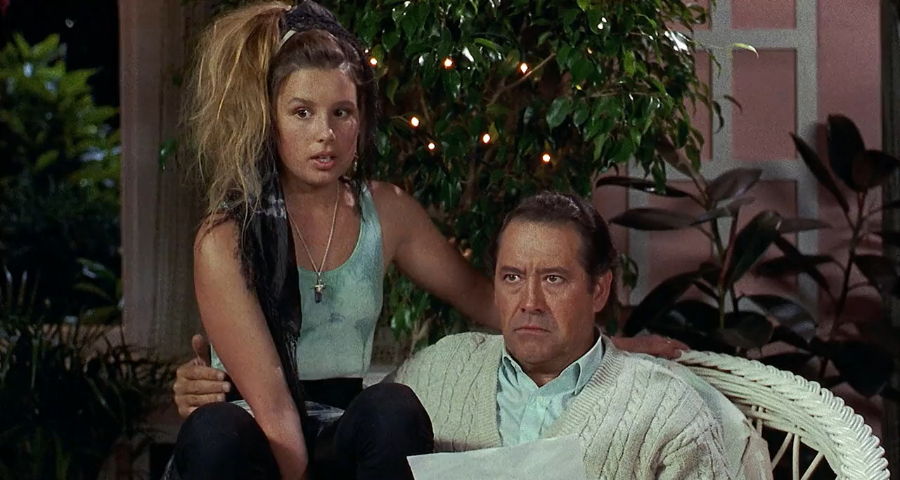 Who's Harry Crumb? 1989 BluRay [Hindi + Tamil + Telugu + English] 480p 720p ESub Screenshot
